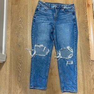 American Eagle Strigid Mom jeans, very lightly worn! Super comfortable!